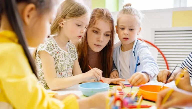 Ngày đầu đi học: chuẩn bị hai tuần trước và làm gì khi con khóc đòi về